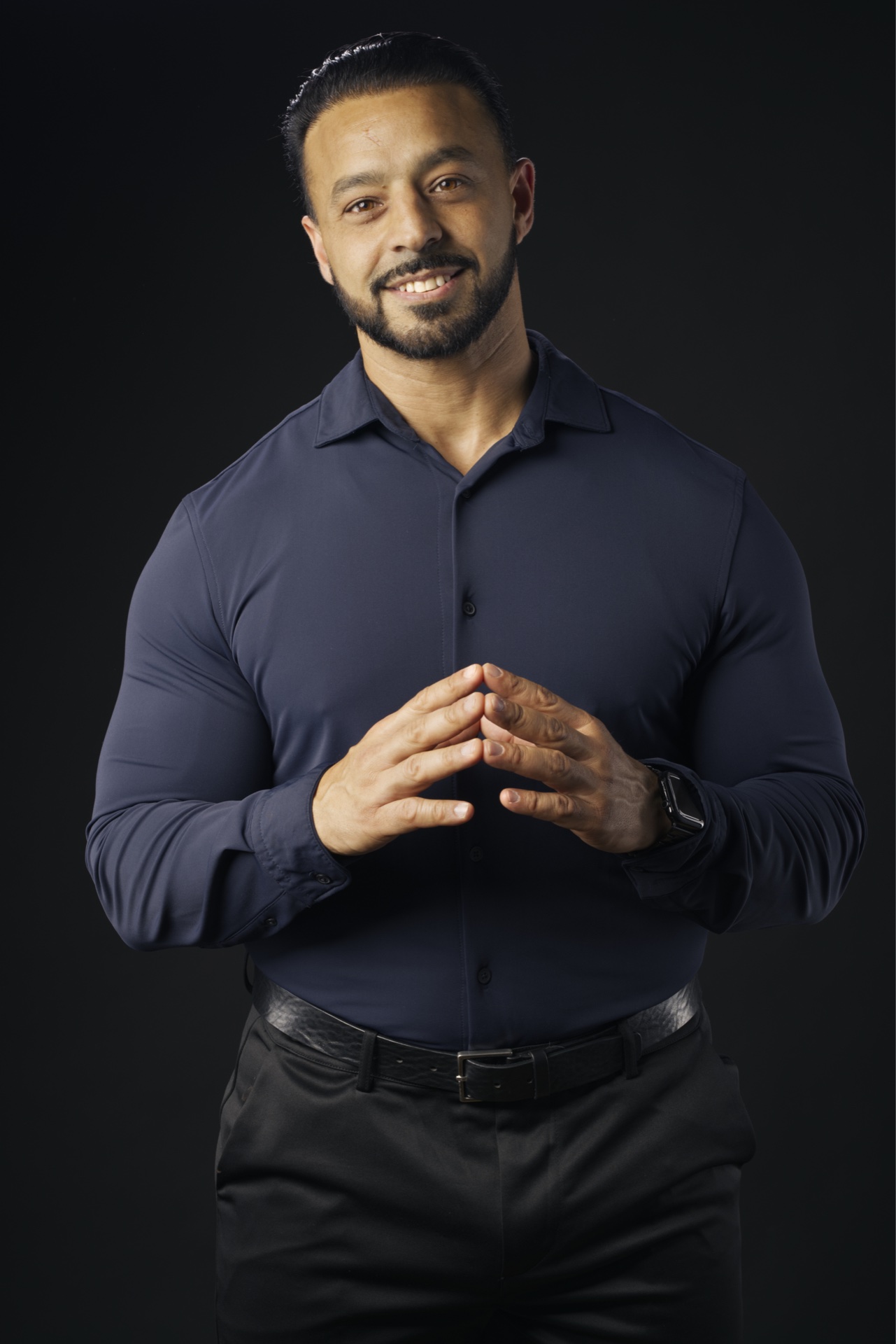 David Amaya en pose de autoridad consultiva sobre fondo negro